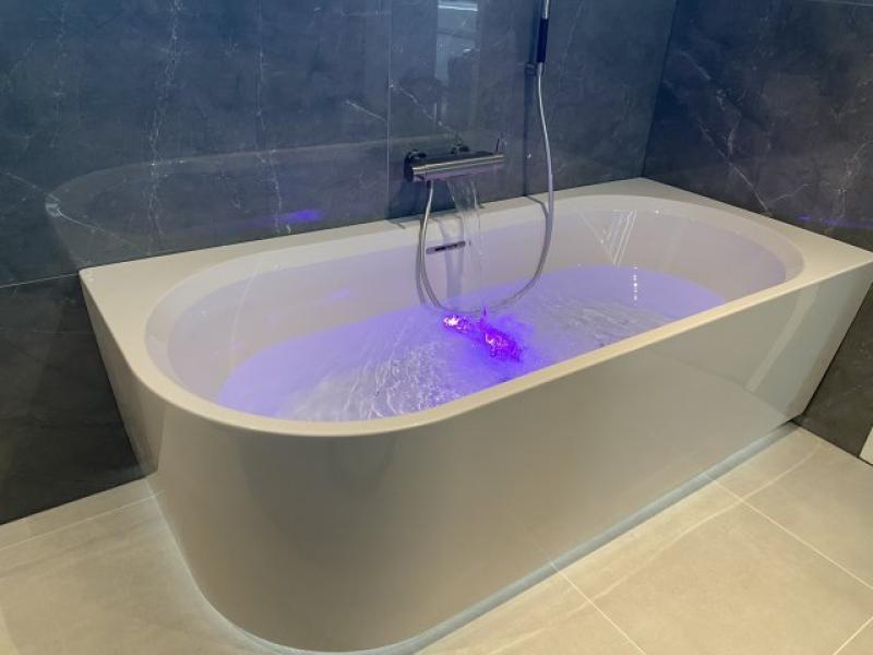 Whirlpool bad met inbouwkraan en handdouche